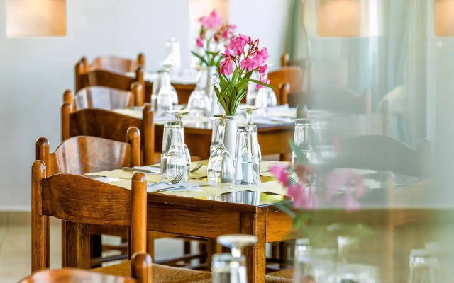 Xenios Dolphin Beach Hotel