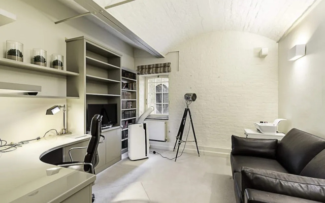 Charming Home in St Katharine Docks