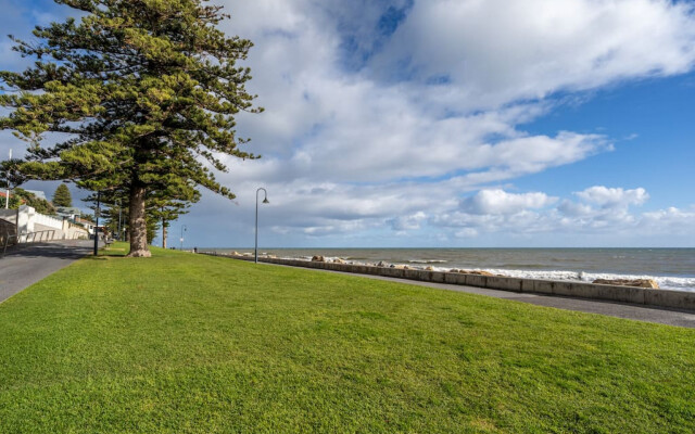 Glenelg Beach Stylish 2 Story Townhouse Sea View