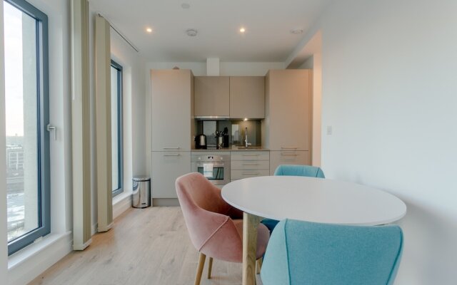 Modern 1 Bedroom Apartment With Views in Stratford