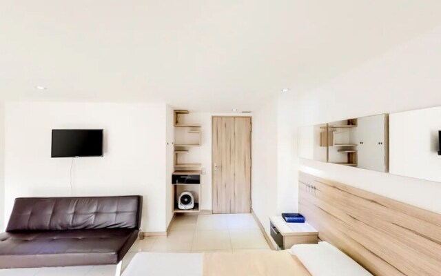 Comfortable city studio with balcony 810