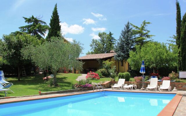 Cozy Holiday Home in Castiglion Fiorentino with Jacuzzi