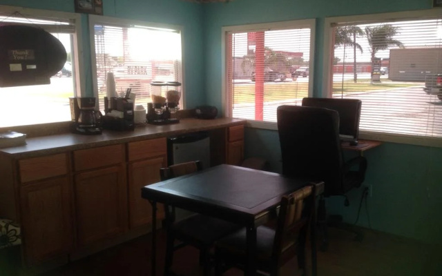 Freer Motel