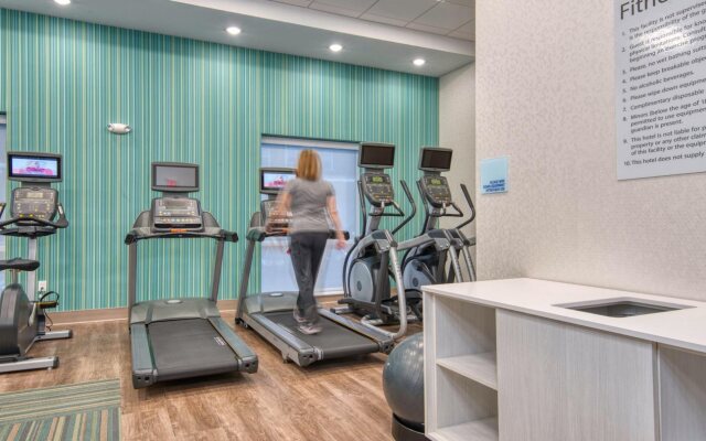 Holiday Inn Express & Suites Lincoln Airport by IHG