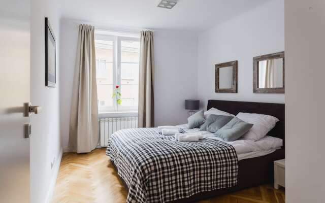 oompH Warsaw Old Town Premium