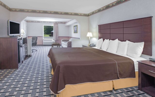Days Inn & Suites by Wyndham Pine Bluff