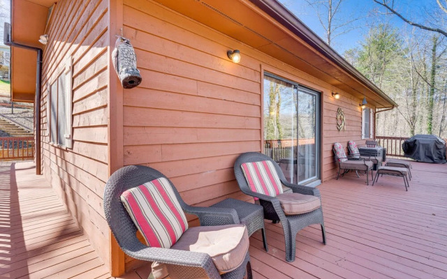 Pet-friendly Hiawassee Cabin w/ Lake Views & Sauna