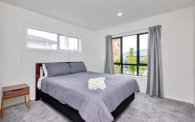 Superb Holiday Home near Airport