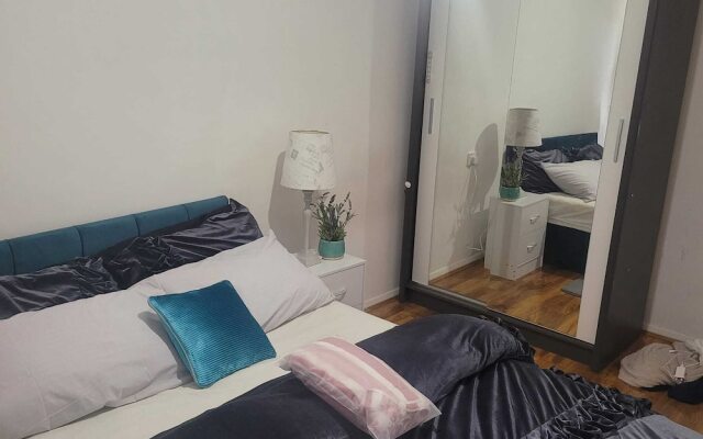 Exquisite 3-bed Royal Pearl Home in Greater London