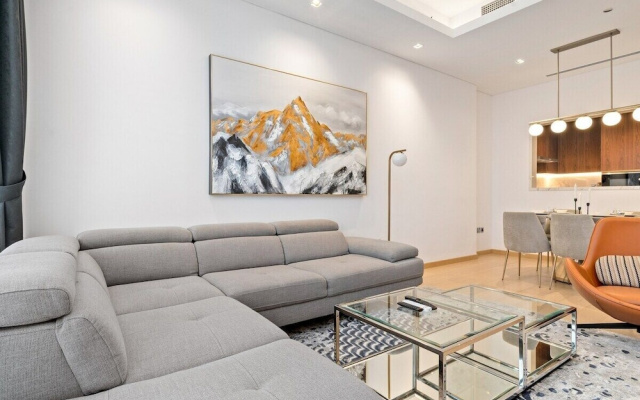 Elegant Apartment Amidst Vibrant Area with Balcony