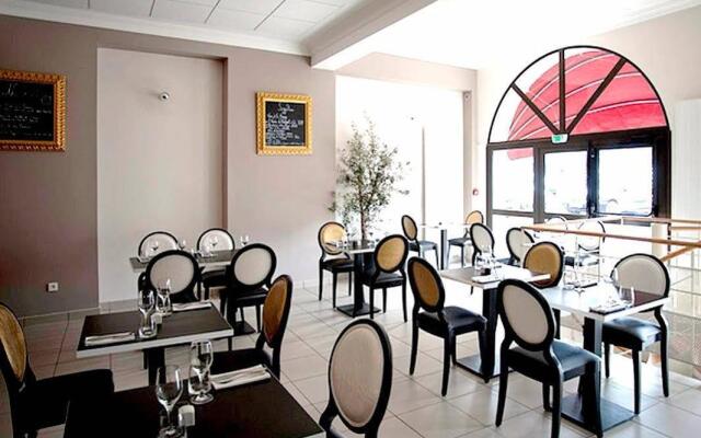 Logis Hôtel Le Chene Dore