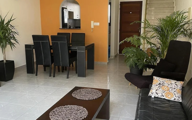 Townhouse With Pool 5 Minute Walk to Beach