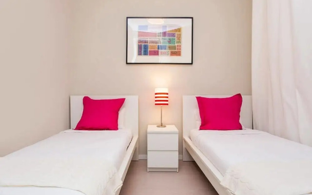 Trendy 3 Bedroom Flat in Central Area