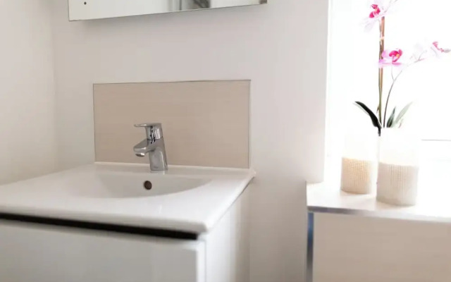 Stunning 2 BD with Patio & Free Parking