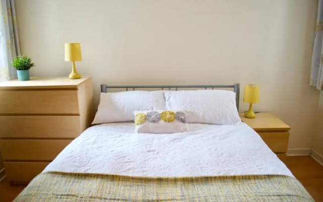 Spacious 3 Bed Apartment in Central Location