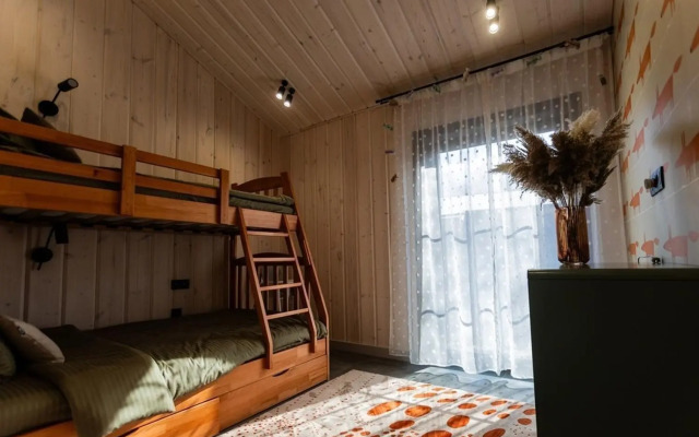 Пaноpaмный дом в хвойнoм лесу с сaуной