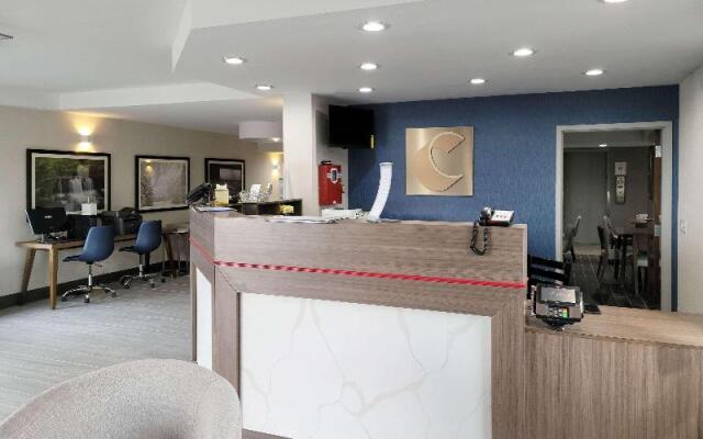 Econo Lodge Inn & Suites Outlet Village