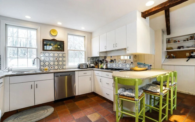 Bedford Big House w Heated Pool & Hot Tub on 4 Acres! Perfect Place to Social Distance and Stay Safe. Super-host Support, Check out our Reviews!