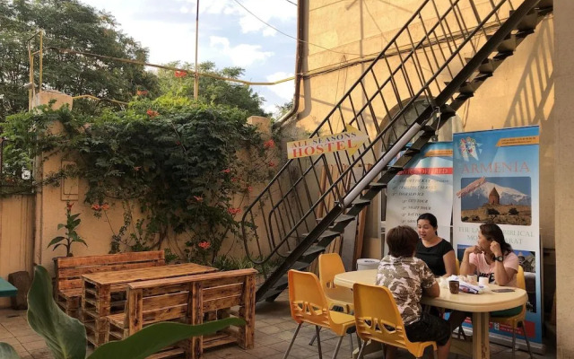 All Seasons Hostel by HOSTELANDTOURS