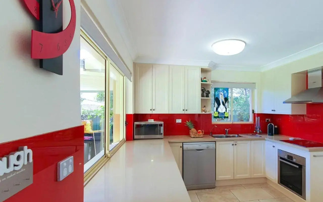 Pelican Beach House 2 Macleay Street
