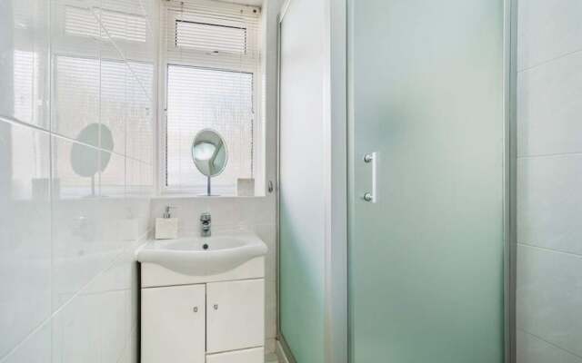 Spacious 3 Bed Flat W/communal Garden in Euston