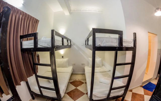 Poolside Villa - Hostel