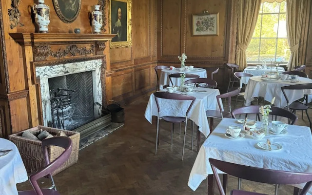 The Rowley Manor Hotel