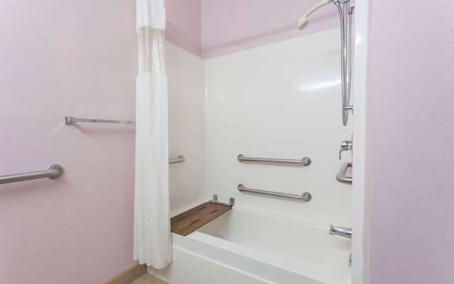 Howard Johnson by Wyndham Airport