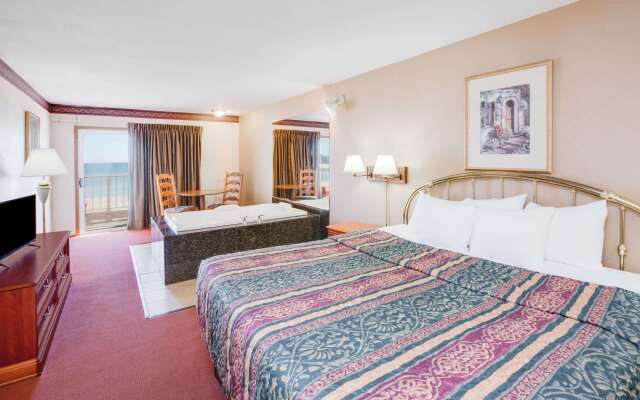 Super 8 by Wyndham Mackinaw City/Beachfront Area