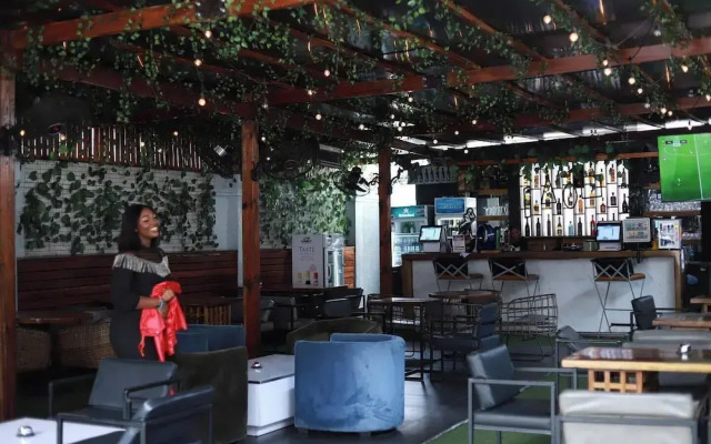 Montcrest Hotel & Lounge