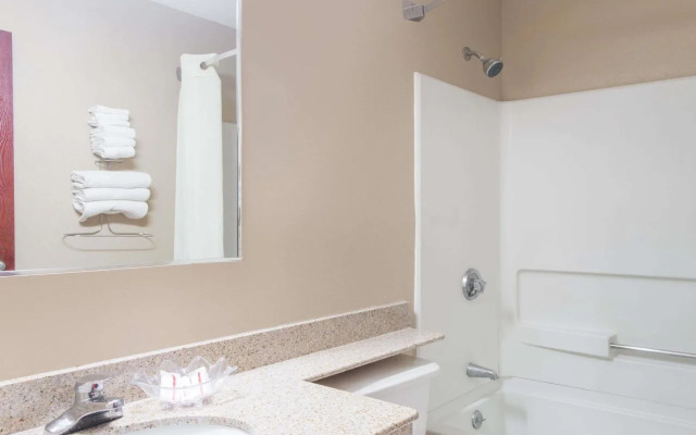 Super 8 By Wyndham Gardner