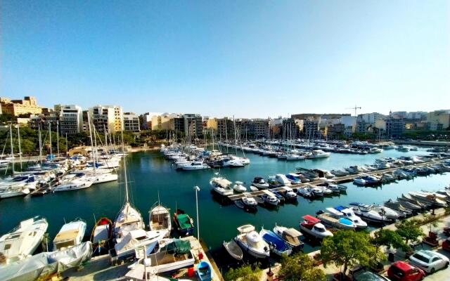 2 Bedroom, Bright & Central Top Floor Apartment - 5