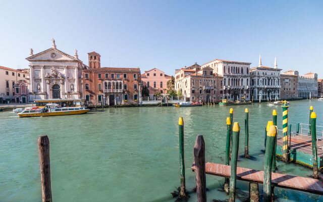 Admiral Emo Palace Over Canal Grande