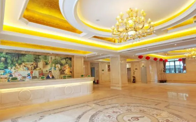 Vienna Hotel (Sanjiang Bell Tower Bird's Nest Distribution Center) – Lobby – Liuzhou