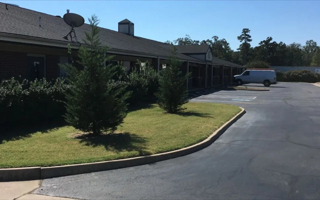 Redwood Inn and Suites
