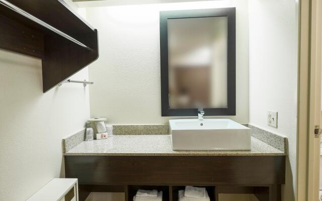 Red Roof Inn PLUS+ West Springfield