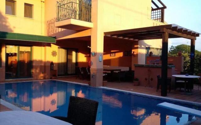 4-seasons pool villa near Meteora