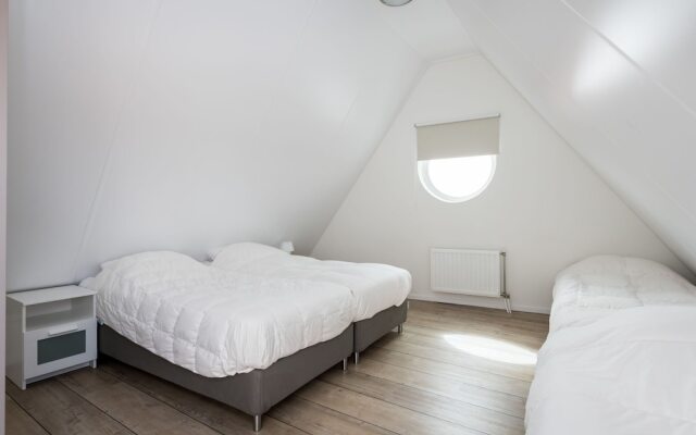 Lovely Holiday Home in Ouddorp Near Lake