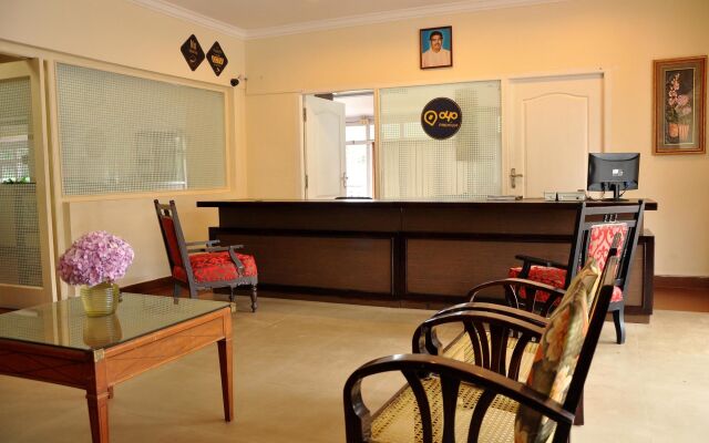 OYO Premium Golf Club Road
