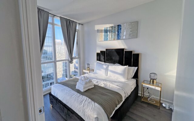 Rhenie-Downtown Toronto Suites