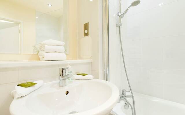 Bright and Spacious 2BR Flat in East London