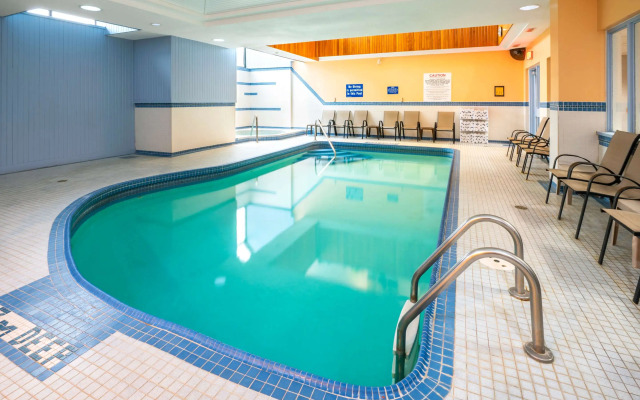 Comfort Hotel & Suites