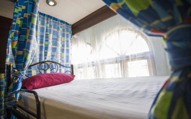 Mad Cow Hostel Si Lom