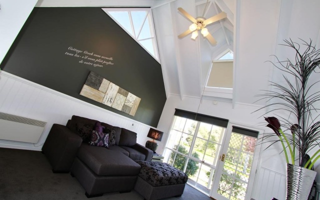 Creek Cottage Bed And Breakfast – Guest Rooms – Traralgon