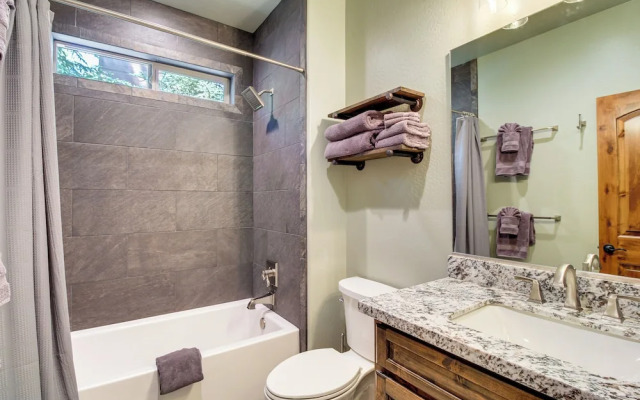 Fire Pit + Deck: Airy Cabin Near Pinetop Lakes