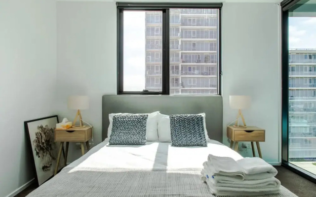 Bright 2 Bedroom Apartment With Rooftop Pool