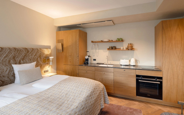 Hypernym Hotel & Suites