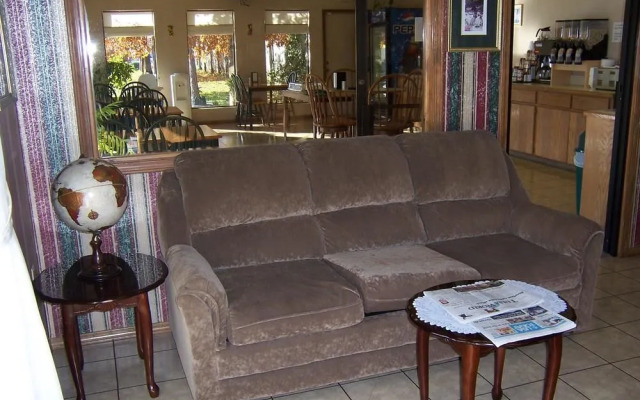 Oak Hill Inn & Suites