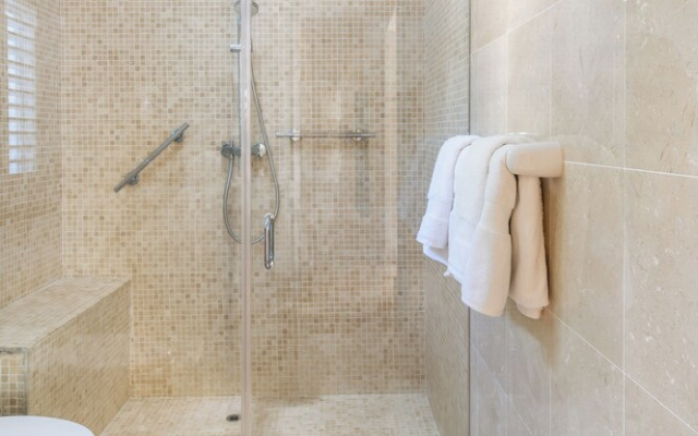 Waterfalls - 6 bed Peaceful and Secure Luxury