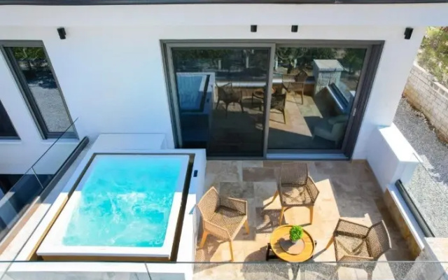 Essentia Luxury